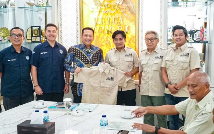 Ketum IMI Bambang Soesatyo menerima baju dari perwakilan klub otomotif di Jakarta, Selasa (5/3)