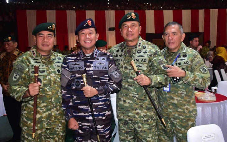 Pangkolinlamil Laksamana Muda TNI Hudiarto Krisno Utomo saat foto bersama dalam syukuran HUT ke 63 Kostrad di Jakarta, Rabu (6/3)