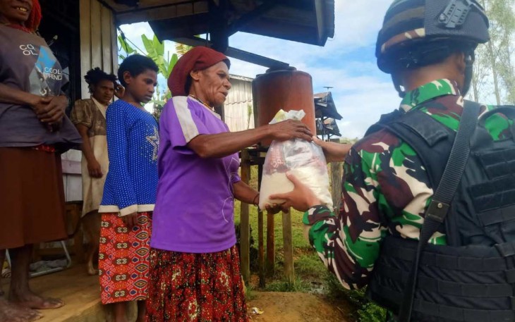 Bansos sembako Satgas Yonif 310/KK untuk warga kampung Seramkatop, Rabu (6/3)