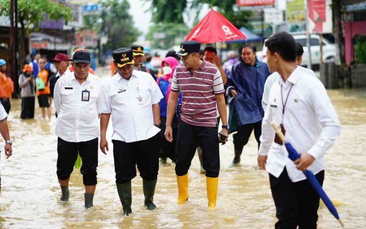 Pj Bupati Pati saat meninjau banjir di Kecamatan Kayen Pati