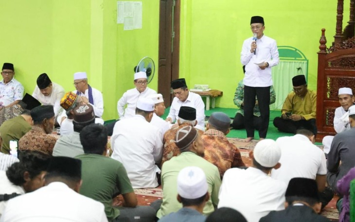 Pj Walikota Tanjung Pinang saat mendampingi Gubernur Ansar di Masjid Miftahul Falah, Tanjungpinang, dalam rangka Safari Ramadhan pada Rabu (20/03). 