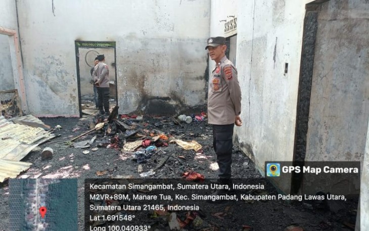Satu unit Rumah permanen hangus terbakar di Desa Jambu Tonang, Kecamatan Ujung Batu, Kabupaten Padang Lawas Utara (Paluta), jelang sahur, pada Jumat (29/03/2024)