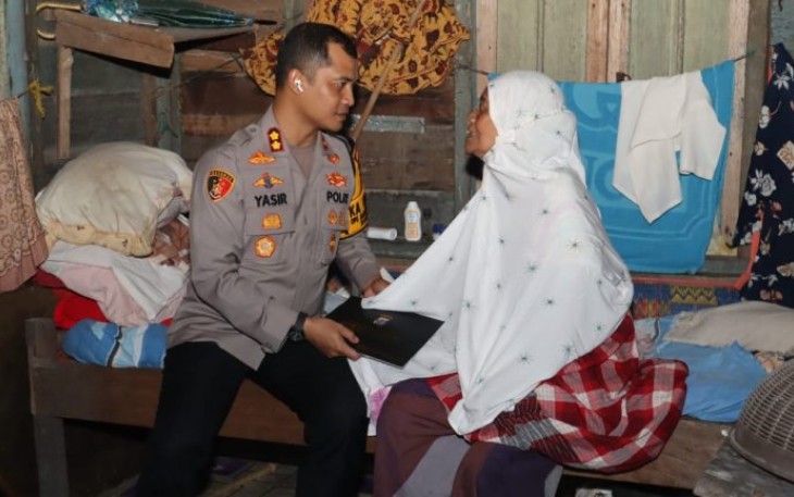 Kapolres Tapanuli Selatan (Tapsel), AKBP Yasir Ahmadi, SIK, MH, sampaikan keberkahan Ramadan ke salah satu warga Pra Sejahtera Lansia tunanetra, Ibu Nisma Harahap, 80 tahun, lewat bantuan tali asih, Rabu (27/03/2024)