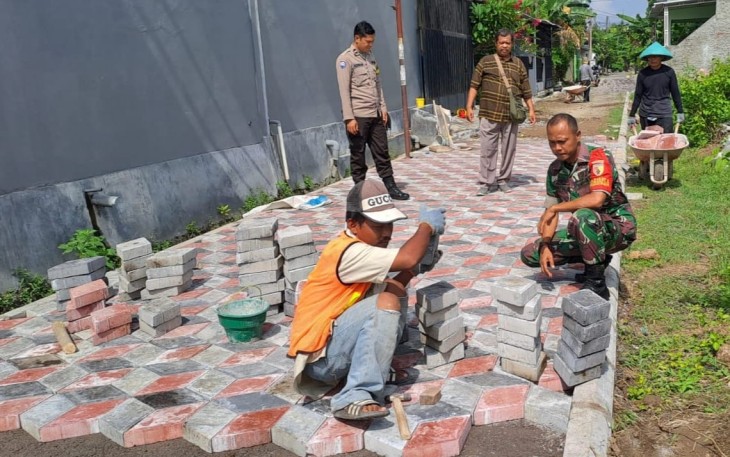 Bantu warga binaan pasang paving blok 