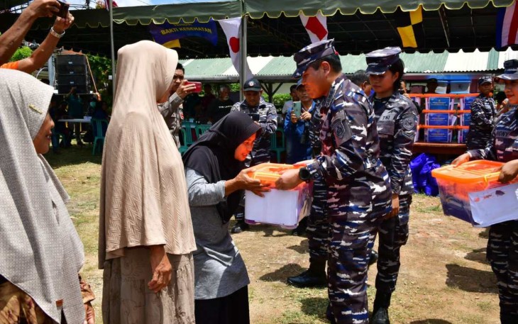Kasal Laksamana TNI Muhammad Ali saat memberikan bantuan korban gempa, Sabtu (30/3)