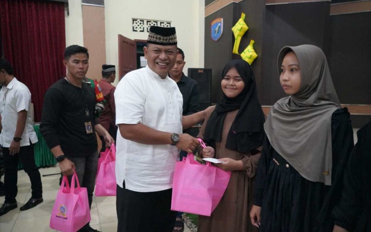 Danrem 121/Abw Brigjen TNI Lukman Arief saat memberikan bingkisan