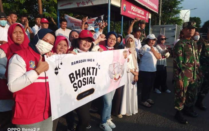 Baksos pembagian takjil warga RW15 Medokan Ayu Surabaya, Sabtu (30/3)