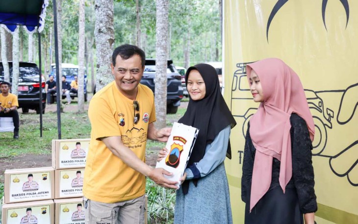 Kapolda Jateng Irjen Pol Ahmad Luthfi menyerahkan bansos untuk warga lereng gunung Merbabu, Sabtu (30/3)