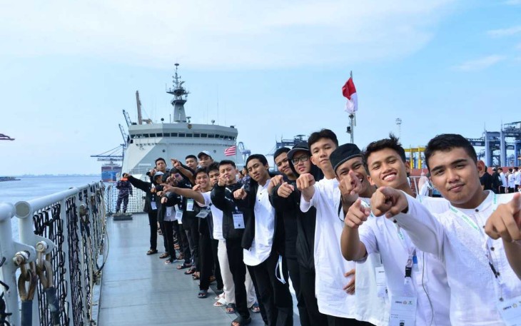 Suasana meriah di Helly deck KRI Semarang-594