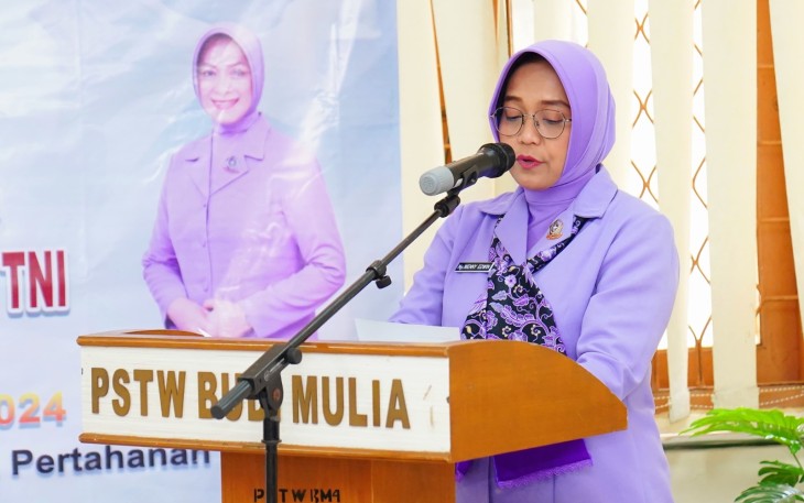 Ibu Raksa Tri Anggana Tantri dan Wanita TNI Gelar Bakti Sosial di Panti Jompo 