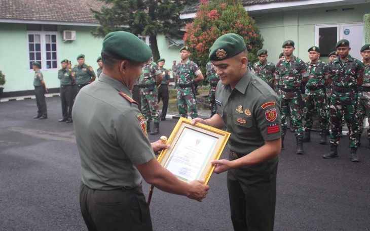 Danmenarmed 2 Kostrad Letkol Arm Siswo Budiarto saat memberikan piagam penghargaan, Senin (1/4)