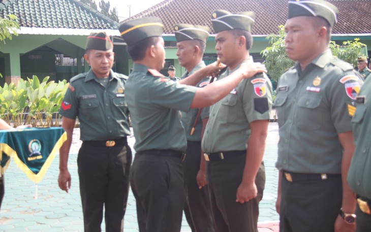 Dandim 0805/Ngawi Letkol Arm Didik Kurniawan saat menyematkan kebaikan pangkat prajuritnya, Senin (1/4)