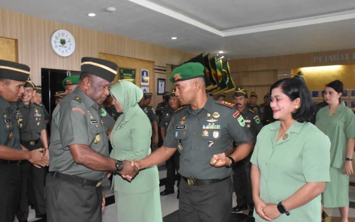 Kasdam XVIII Kasuari Brigjen TNI Yusuf Ragainaga saat memberikan ucapan selamat kenaikan pangkat prajuritnya, Senin (1/4)