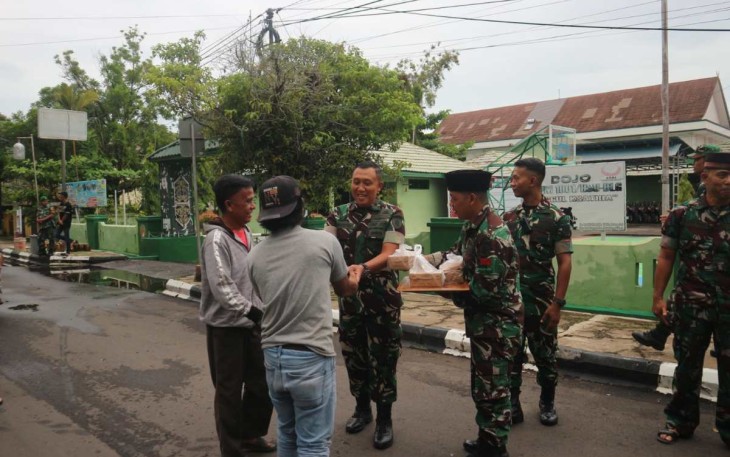 Dandim 1001/HSU-BLG Letkol Kav Gunantyo Ady Wiryawan saat membagikan takjil, Senin (1/4)