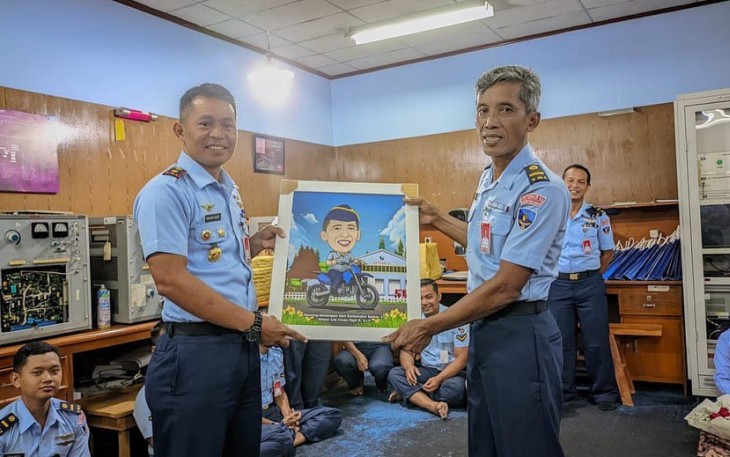 Dansathar 51 Mayor Lek Irwan Sigit Prasetyo saat memberikan cenderamata, Selasa (2/4)