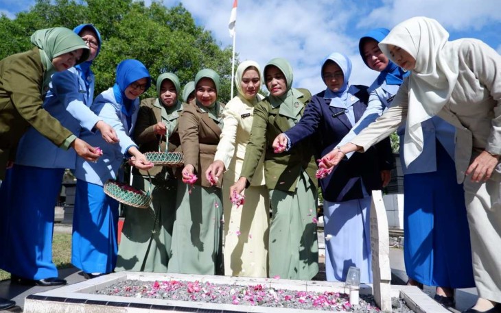 Ziarah dan Tabur Bunga di TMP Kusuma Bangsa 