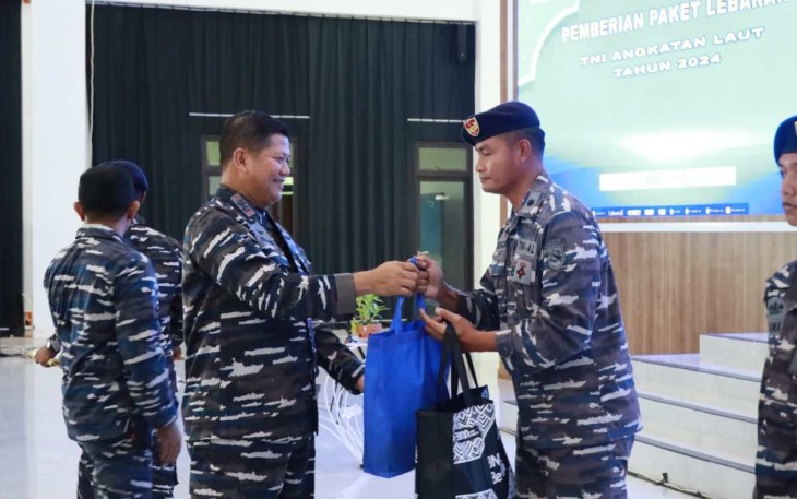 Pangkoarmada III Laksamana Muda TNI Hersan saat memberikan bingkisan lebaran, Rabu (3/4)