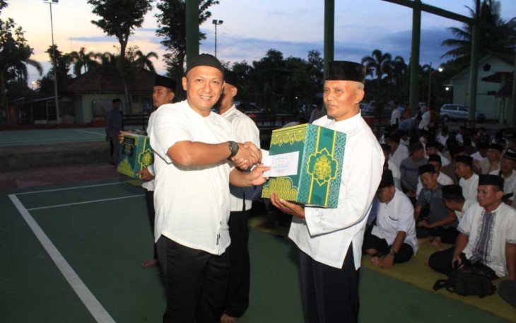 Dandim 0806/Trenggalek Letkol Czi Yudo Aji Susanto berikan bingkisan lebaran 