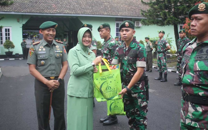 Danmenarmed 2 Kostrad Letkol Arm Siswo Budiarto bersama Ketua Persit KCK cabang XIII Menarmed 2 Koorcab Divif 2 PG Ny Ani Siswo Budiarto memberikan bingkisan dan THR Lebaran, Kamis (4/4)