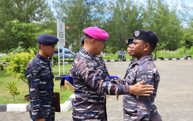 Dandenma Koarmada III Kolonel (Mar) Endrawan Rahmania memberikan ucapan selamat kenaikan pangkat prajuritnya, Kamis (4/4)