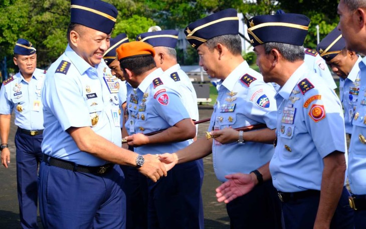 Kasau Marsekal TNI Fajar Prasetyo saat menyalami Dankoharmatau Marsda TNI Oki Yanuar di Jakarta 