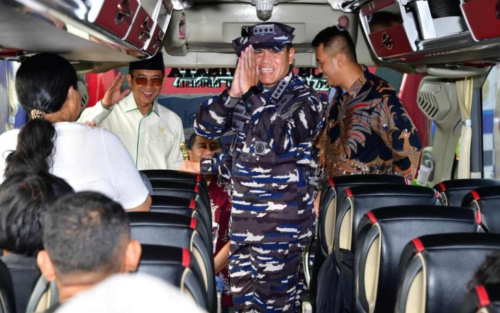 Kasal Laksamana TNI Muhammad Ali saat melepas mudik gratis bersama TNI AL di Jakarta, Jum'at (5/4)