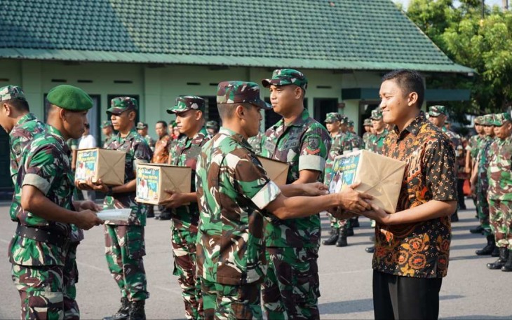 Kasipers Rem 081/DSJ Mayor Inf Heru saat memberikan bingkisan lebaran 
