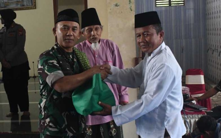 Danrem 081/DSJ Kolonel Inf H. Sugiyono memberikan bingkisan Jum'at berkah