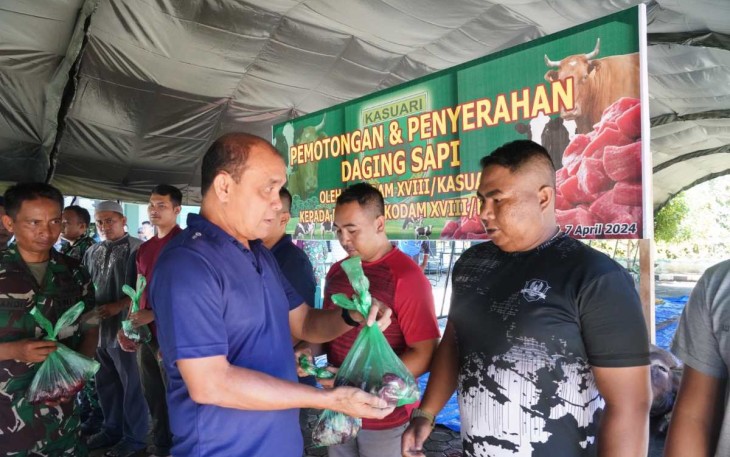 Pangdam XVIII Kasuari Mayjen TNI Ilyas Alamsyah saat menyerahkan daging 