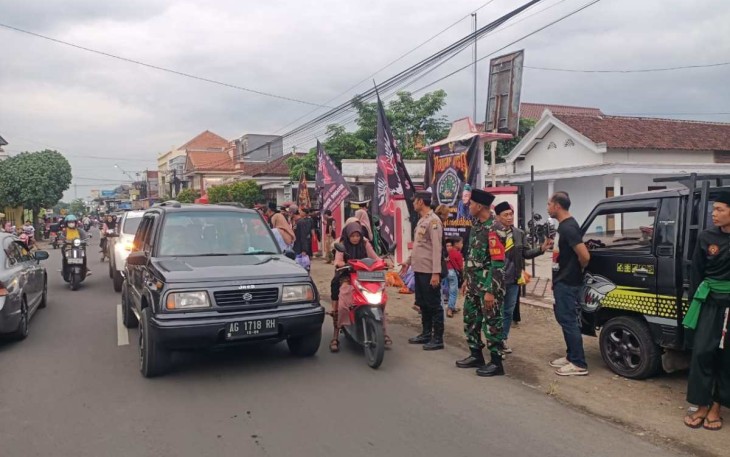 Bagikan takjil gratis di wilayah desa binaan