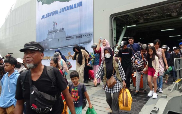 Penumpang mudik gratis TNI AL sampai di dermaga Madura Koarmada II Surabaya, Minggu (7/4)