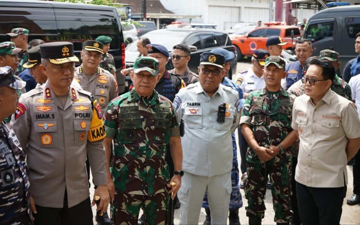 Danrem 081/DSJ Kolonel Inf H. Sugiyono mendampingi Pangdam V Brawijaya di Ngawi, Senin (8/4)