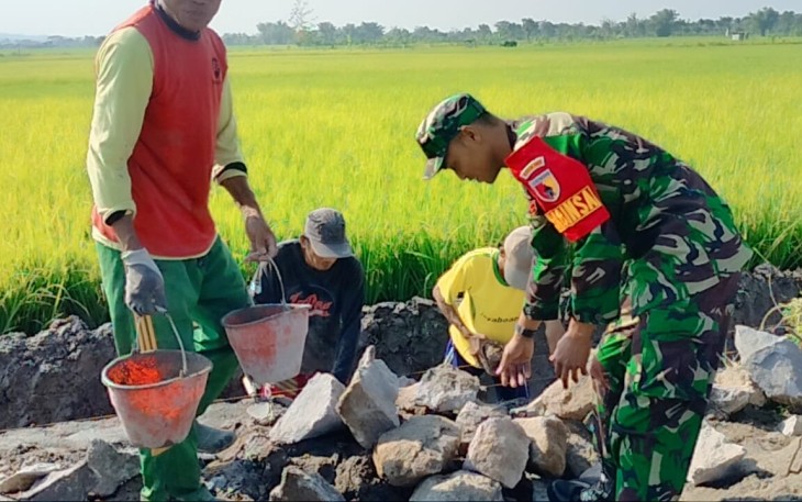 Kerja bakti bangun saluran air di wilayah desa binaan 