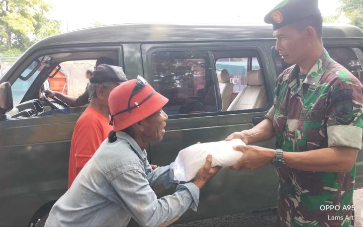 Kabintal Rem 081/DSJ Kapten Inf Sondra saat menyalurkan zakat fitrah 