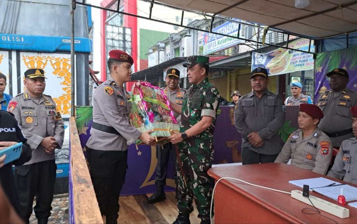 Pangdam XVIII Mayjen TNI Ilyas Alamsyah memberikan bingkisan lebaran di pos pengamanan