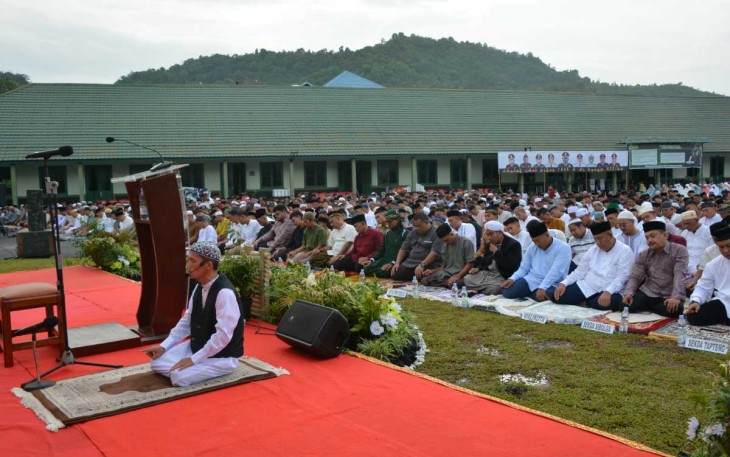 Sholat Idul Fitri 1445 H di lapangan Korem 023/KS, Rabu (10/4)