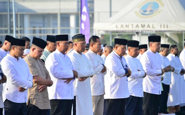 Sholat idul Fitri di Lapangan Kolat Koarmada 1 Komplek Kodamar Kelapa Gading, Jakarta, Rabu (10/4)