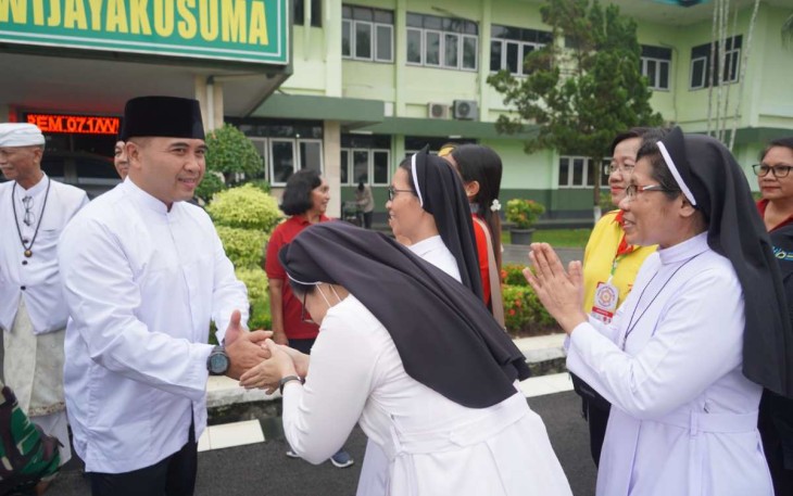Danrem 071/Wijayakusuma Kolonel Czi M Andhy Kusuma saat bermaaf-maafan usai sholat ied, Rabu (10/4)