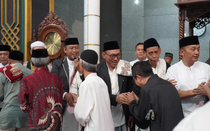 Wali Kota Cilegon Helldy Agustian saat bermaaf-maafan usai sholat ied 