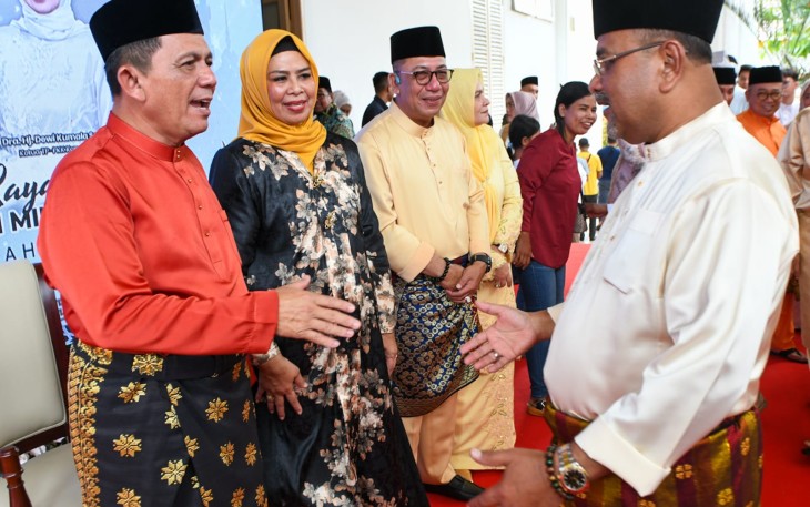 Masyarakat Menyerbu Gedung Daerah Hadiri Open House Gubernur Ansar Ahmad 