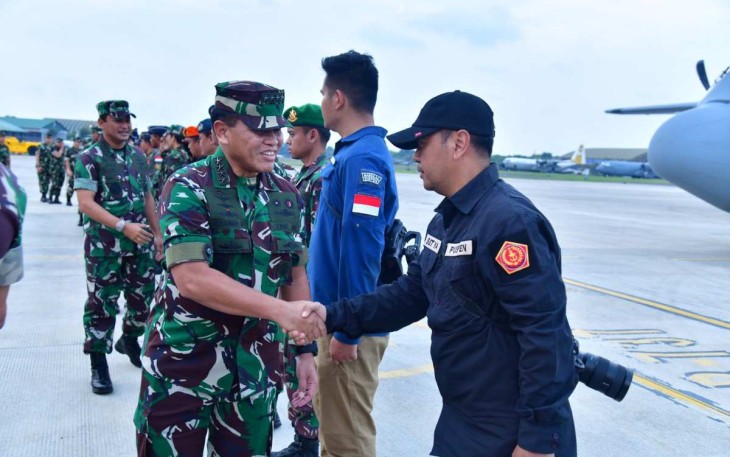 Kasal Laksamana TNI Muhammad Ali saat menyambut crew misi kemanusiaan konflik Gaza di Jakarta 