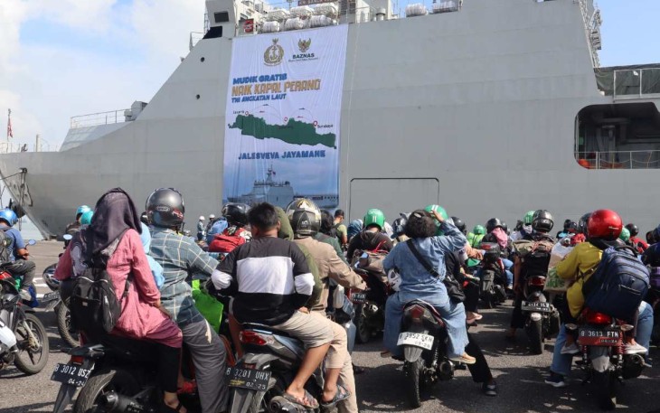 Arus mudik lebaran di dermaga Madura Koarmada II, Ujung Surabaya, Sabtu (13/4)