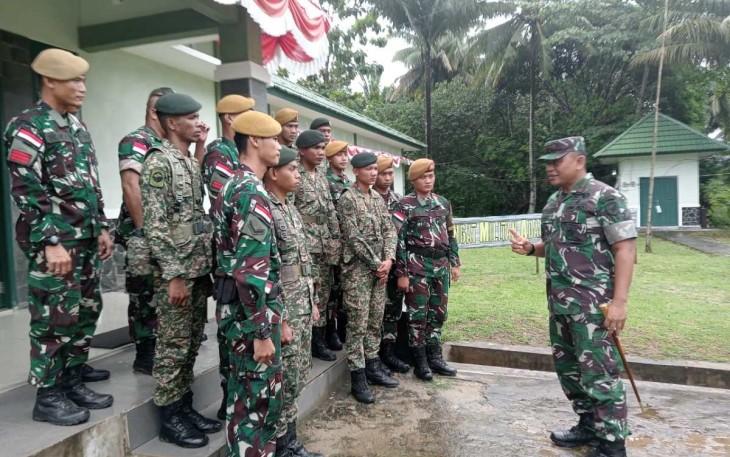 Danrem 121/Abw Brigjen TNI Luqman Arief saat memberikan petunjuk prajurit satgas Yonarmed 16/TK, Sabtu (13/4)
