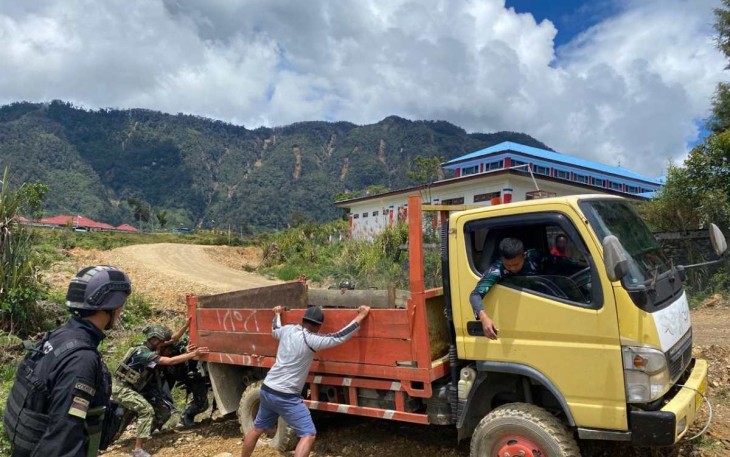 Bantu truk masyarakat yang bannya amblas