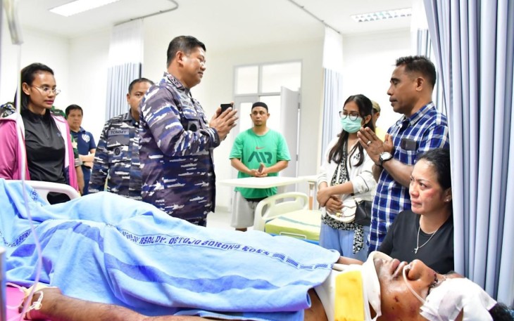 Pangkoarmada III Laksamana Muda TNI Hersan saat menjenguk korban bentrokan, Minggu (14/4)