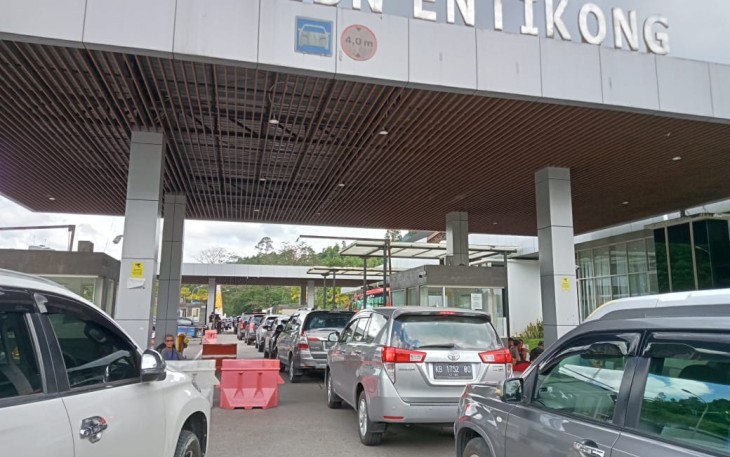Pelintas mudik melewati PLBN Entikong, Minggu (15/4)