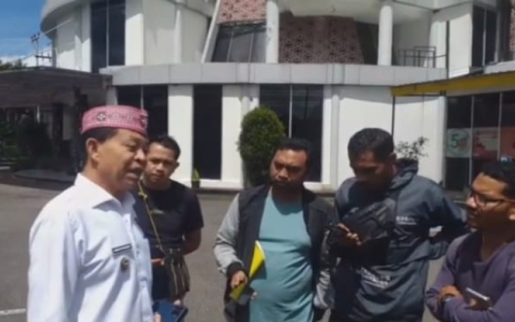 Wakil Bupati Manggarai Hery Ngabut Saat Diwawancara Awak Media