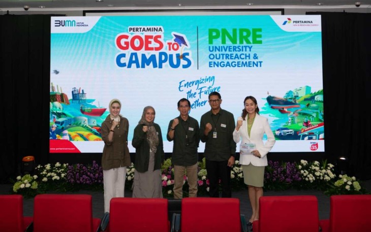Dokumentasi: Foto bersama para pembicara pada kegiatan Pertamina Goes to Campus.