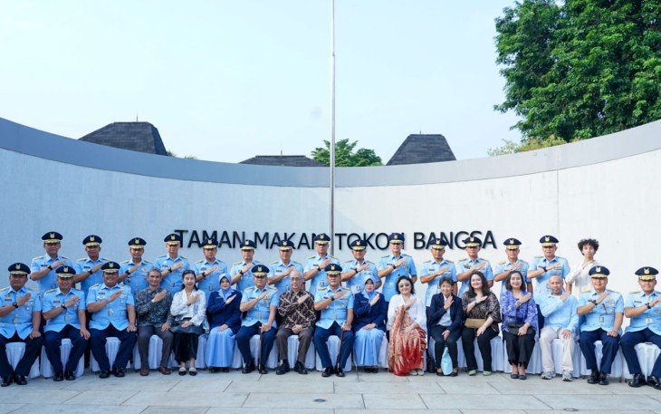 Ziarah Rombongan di TMTB Karet Bivak, Jakarta, Rabu (17/4)