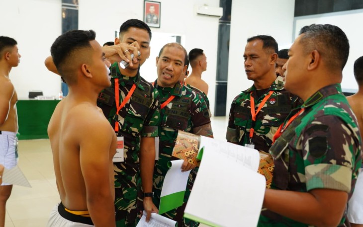 Danrem 023/KS Kolonel Inf Lukman Hakim saat menilai kesehatan Cata PK TNI AD, Rabu (17/4)  